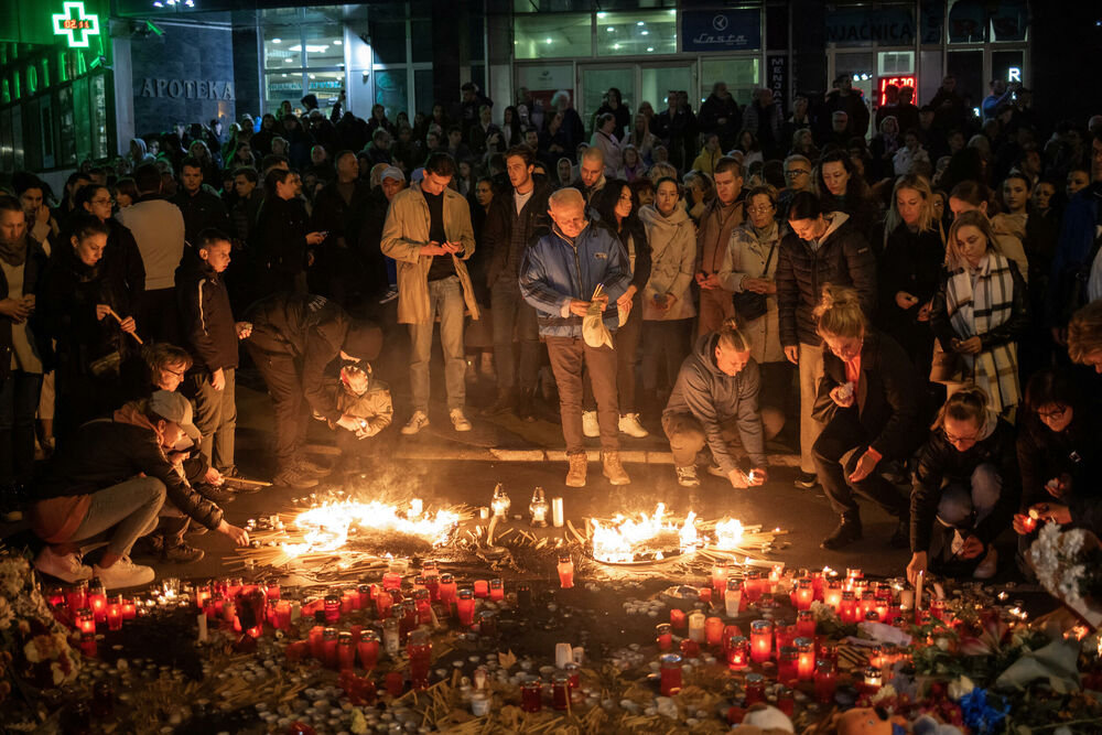 <p>Okupljenima se niko nije ni obratio, a građani su, na mjestu gdje su od sinoć palili svijeće, držali listove papira na kojima su bila odštampana imena i godište stradalih<br /> </p>