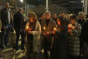 Građani se okupljaju ispred Vlade Srbije kako bi palili svijeće i...