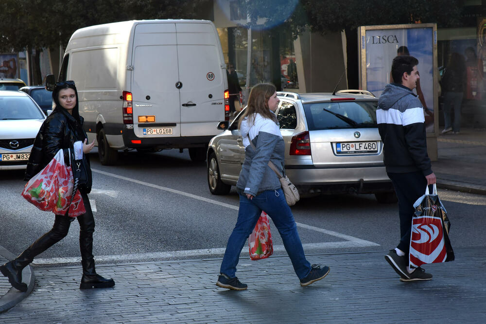 Pješačke i biciklističke staze preduslov za bezbjednost učesnika u saobraćaju (ilustracija), Foto: Luka Zeković