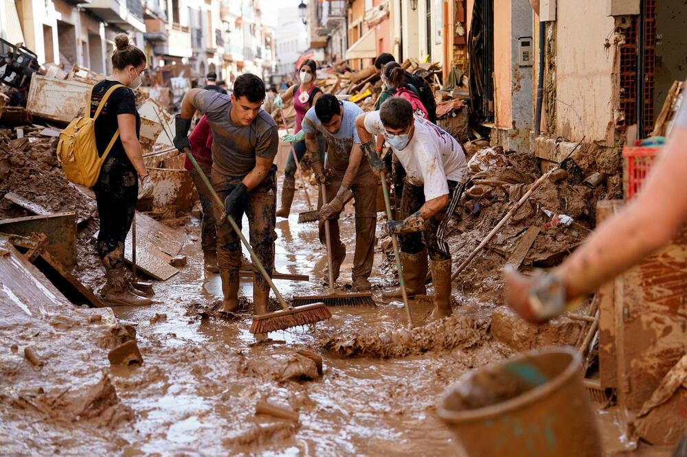 Čišćenje blata sa ulica: Detalj iz Paiporte, grada u blizini Valensije, Foto: Reuters