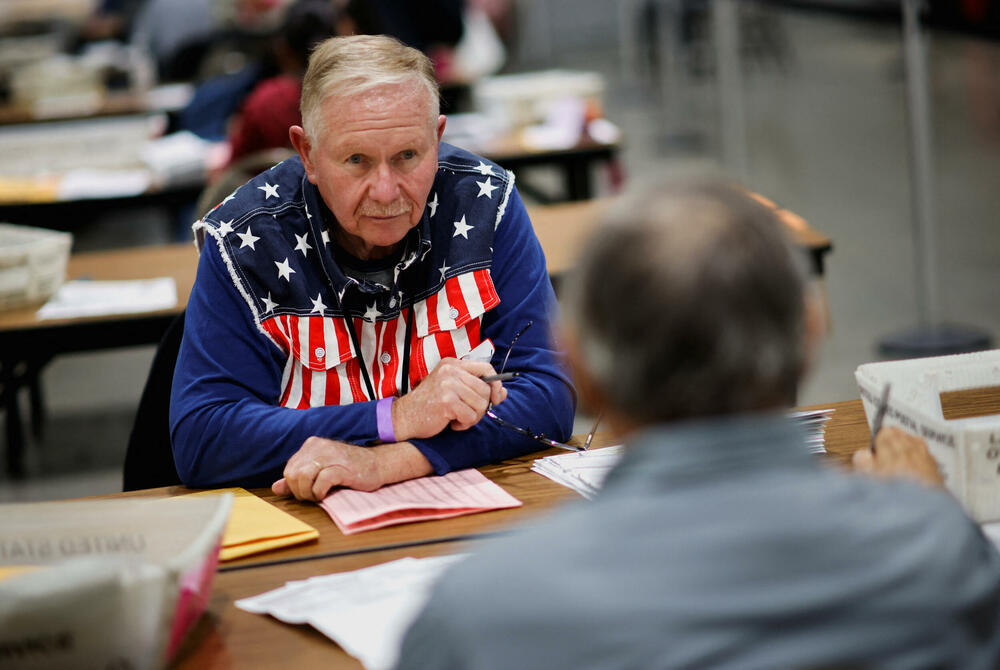 <p>U Sjedinjenim Američkim Državama (SAD) se održani su predsjednički izbori, na kojima su kandidati - Kamala Haris iz Demokratske partije i Donald Tramp iz Republikanske partije</p>  <p>Za pobjedu je potrebno 270 elektorskih glasova</p>  <p>Rezultati anketa su pokazivali da su kandidati bili skoro izjednačeni</p>  <p>Potpredsjednički kandidat Kamale Haris je Tim Volc, a Donalda Trampa - Džej di Vens</p>  <p>Sva dešavanja pratite uživo na portalu Vijesti</p>