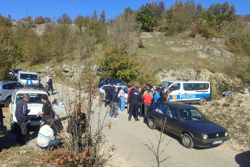 Sa skupa u Ljeskovim dolima prošlog mjeseca, gdje su su zakopane eutanazirane krave, Foto: Svetlana Mandić