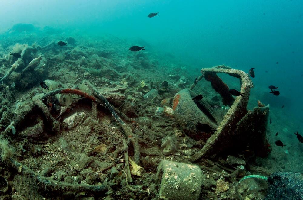 <p>Kada se nađe u moru, plastika se postepeno razgrađuje. U rezultatu imamo morsku vodu “natopljenu” nevidljivom plastikom, ona postaje sastavni i vrlo štetni dio morske sredine i postaje dio prehrambenog lanca morskih organizama u kome i mi učestvujemo</p>  <p> </p>