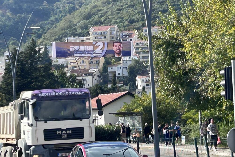 Jedna od reklama u Budv, Foto: Vuk Lajović