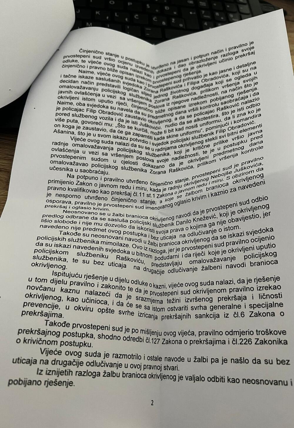 <p>"Obzirom da je ACV utočište za najbliže rođake čelnika bivšeg režima koji koriste prirodni monopol vazdušnog prostora Crne Gore, a nemaju nikakvih dodirnih tačaka sa vazduhoplovstvom, Branko Krvavac, provjereni kadar DPS i siva eminencija sadašnje Vlade u obavezi prema svojim političkim roditeljima da bi zadržao neopravdane privilegije nesposobne djece i rođaka njegovih mentora, protivzakonito sa ministrom saobraćaja i pomorstva sprečava moj dolazak u ACV"</p>