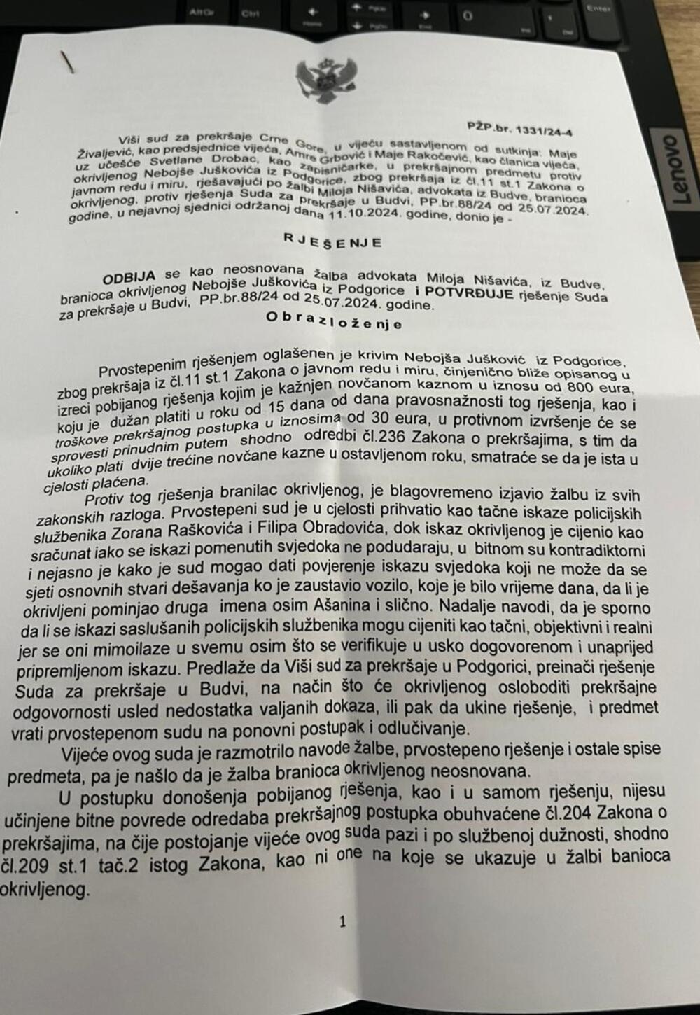 <p>"Obzirom da je ACV utočište za najbliže rođake čelnika bivšeg režima koji koriste prirodni monopol vazdušnog prostora Crne Gore, a nemaju nikakvih dodirnih tačaka sa vazduhoplovstvom, Branko Krvavac, provjereni kadar DPS i siva eminencija sadašnje Vlade u obavezi prema svojim političkim roditeljima da bi zadržao neopravdane privilegije nesposobne djece i rođaka njegovih mentora, protivzakonito sa ministrom saobraćaja i pomorstva sprečava moj dolazak u ACV"</p>