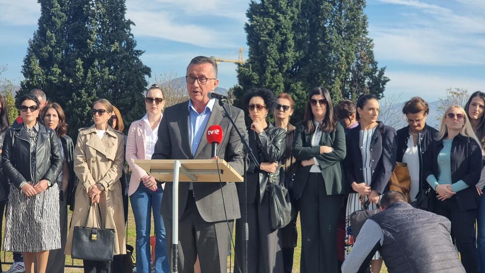 <p>Direktor te škole, Budimir Vukićević kazao je da značajan broj nastavnika dolazi na posao sa strahom i brigom od reakcije roditelja i učenika</p>