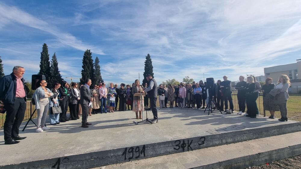 <p>Direktor te škole, Budimir Vukićević kazao je da značajan broj nastavnika dolazi na posao sa strahom i brigom od reakcije roditelja i učenika</p>