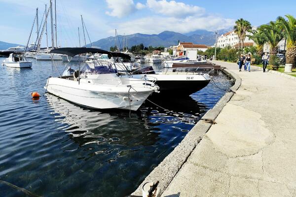 Tivat: Excursion speedboats are moored where they arrive