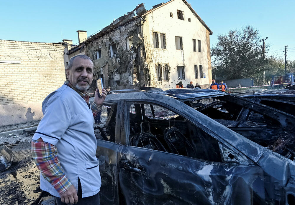 <p>Predsjednik Volodimir Zelenski, koji prisustvuje samitu evropskih lidera u Budimpešti, pozvao je saveznike Ukrajine da obezbijede više oružja kako bi pomogli Kijevu da odbrani nebo</p>