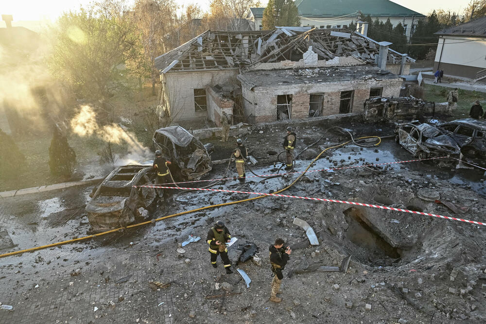 <p>Predsjednik Volodimir Zelenski, koji prisustvuje samitu evropskih lidera u Budimpešti, pozvao je saveznike Ukrajine da obezbijede više oružja kako bi pomogli Kijevu da odbrani nebo</p>