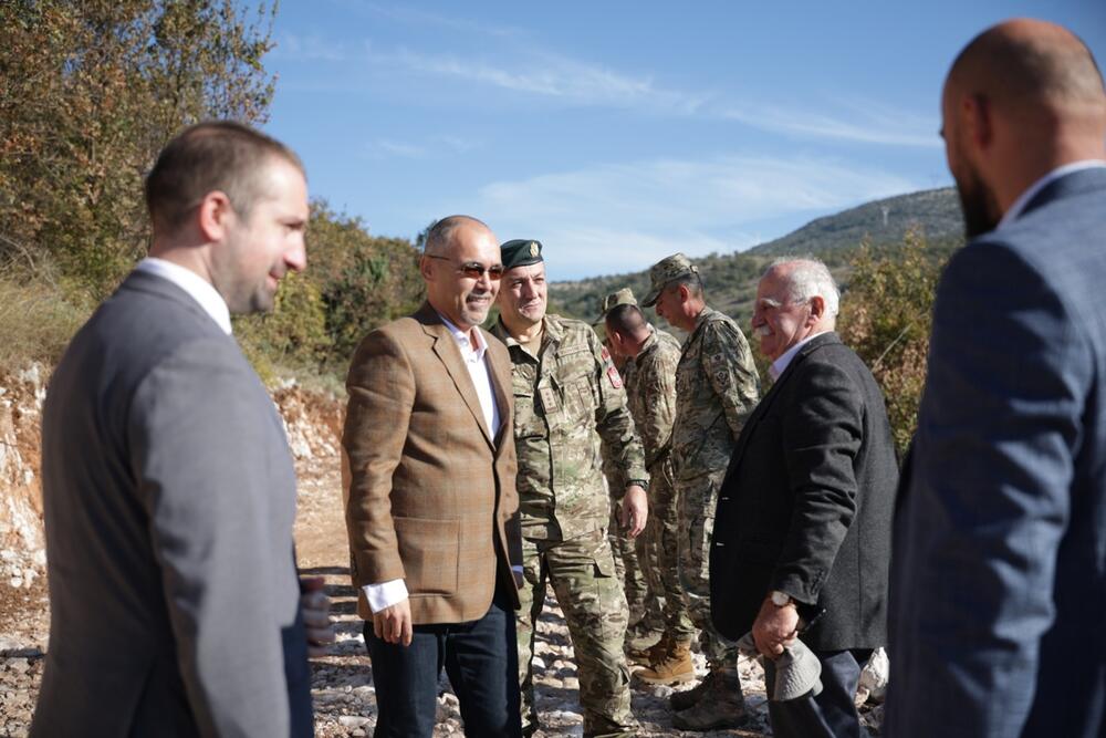 <p>Pripadnici Inžinjerijske čete Bataljona za podršku VCG izradili su kilometar puta i podigli nasip u dijelu koji je potencijalno ugrožavala rijeka Straganica, kako bi spojili Đurkoviće sa lokalnom vodnom stanicom</p>