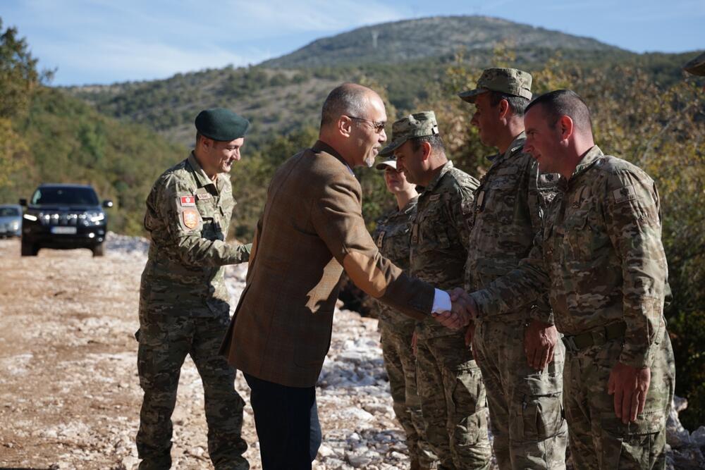 <p>Pripadnici Inžinjerijske čete Bataljona za podršku VCG izradili su kilometar puta i podigli nasip u dijelu koji je potencijalno ugrožavala rijeka Straganica, kako bi spojili Đurkoviće sa lokalnom vodnom stanicom</p>