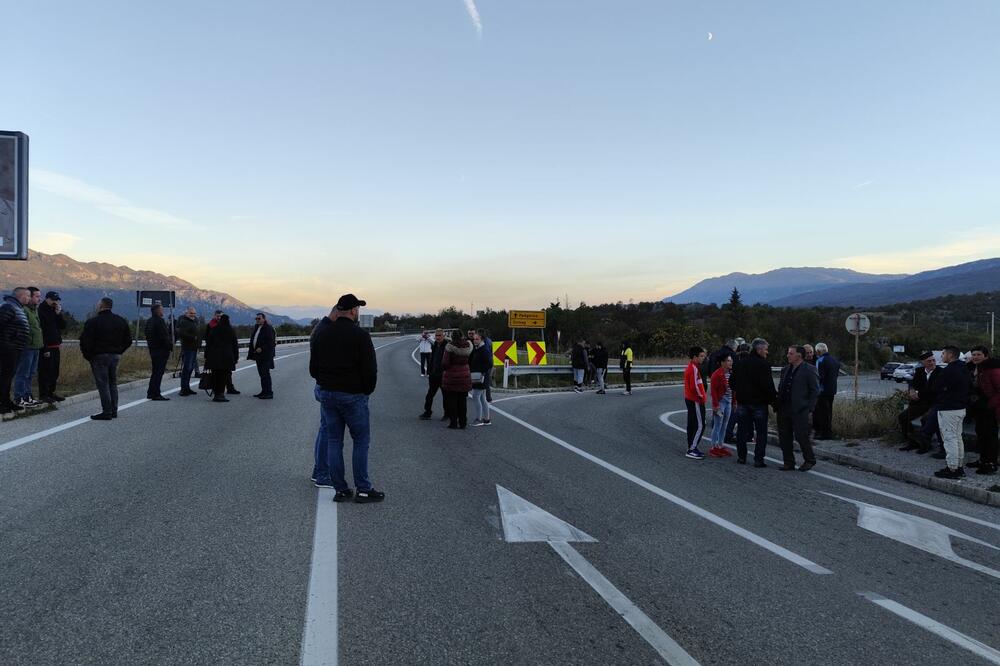 Sa jedne od blokada magistralnog puta Nikšić-Podgorica, Foto: Svetlana Mandić