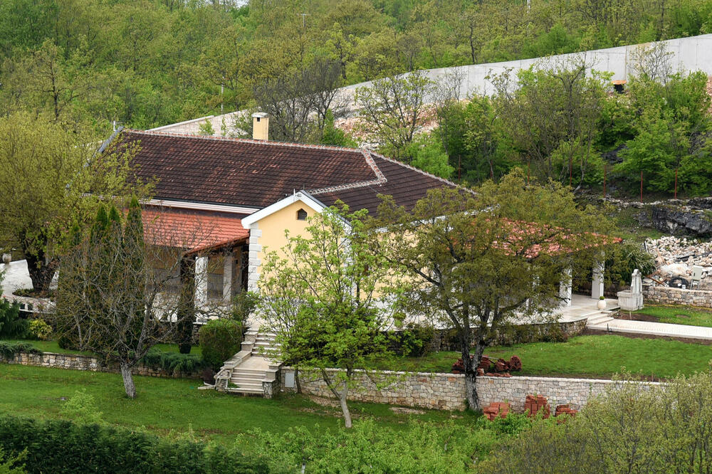 Dio nekretnina u Kočanima, koje je Đukanović prikazivao kao “ruševine raznog objekta”, Foto: BORIS PEJOVIC