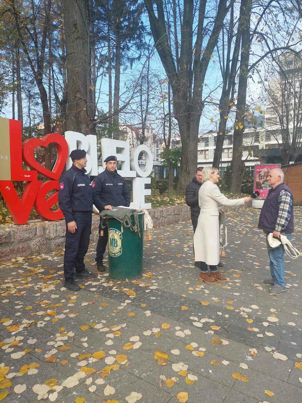 <p>Ekološki cegeri će biti dijeljeni i naredna tri vikenda, a Opština je obezbijedila ukupno 2.000 komada</p>