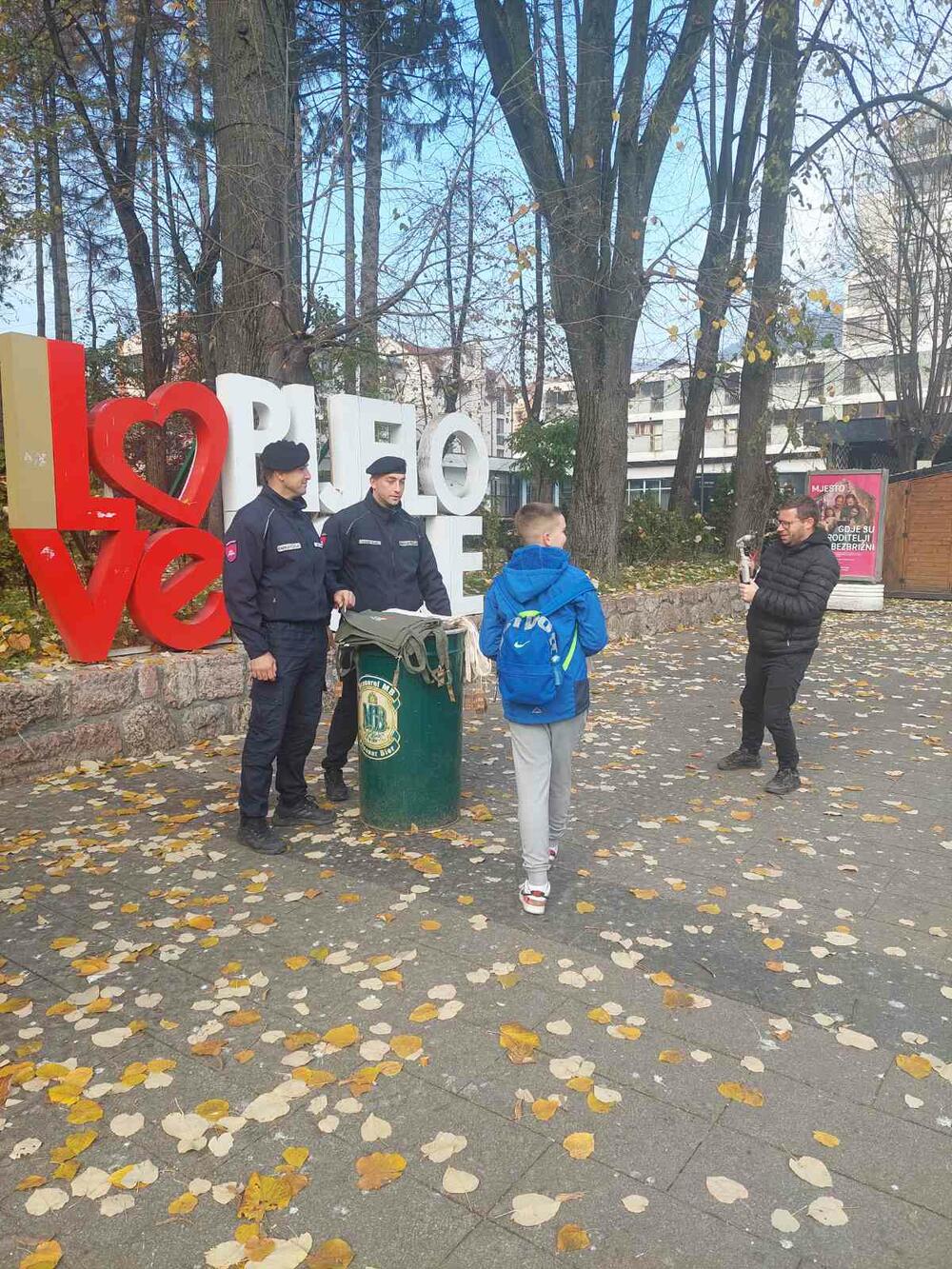 <p>Ekološki cegeri će biti dijeljeni i naredna tri vikenda, a Opština je obezbijedila ukupno 2.000 komada</p>