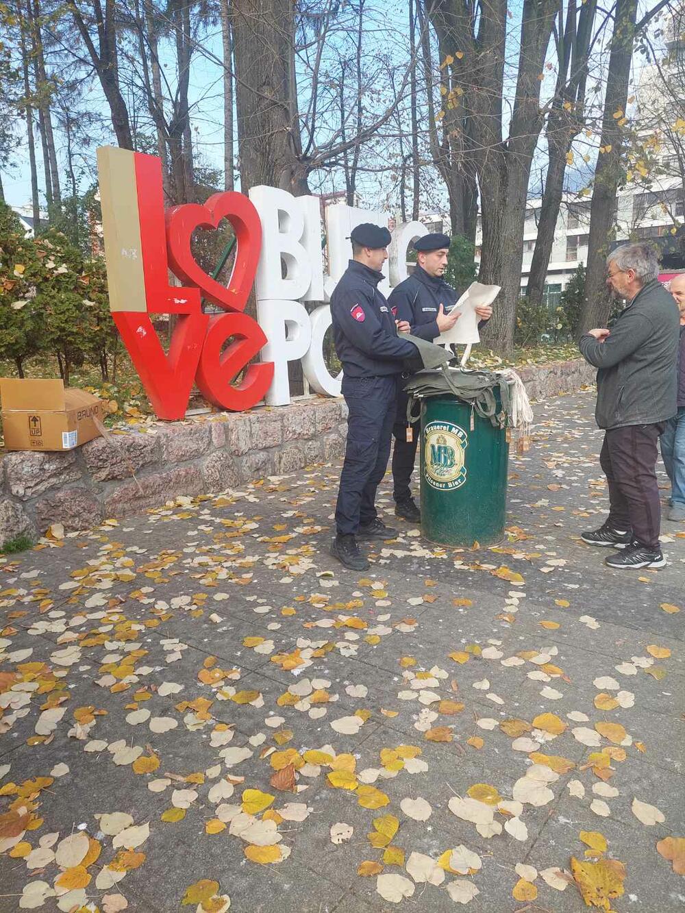 <p>Ekološki cegeri će biti dijeljeni i naredna tri vikenda, a Opština je obezbijedila ukupno 2.000 komada</p>