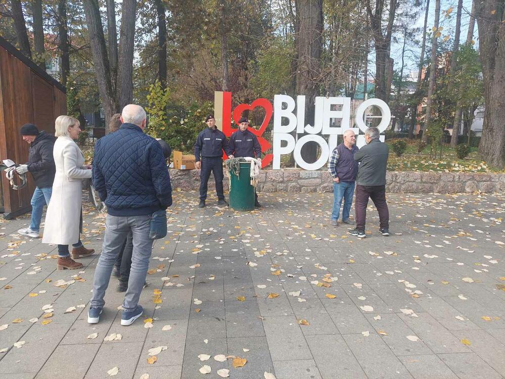 <p>Ekološki cegeri će biti dijeljeni i naredna tri vikenda, a Opština je obezbijedila ukupno 2.000 komada</p>