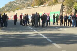 Mještani Lješanske nahije ponovo blokirali put u znak protesta što...