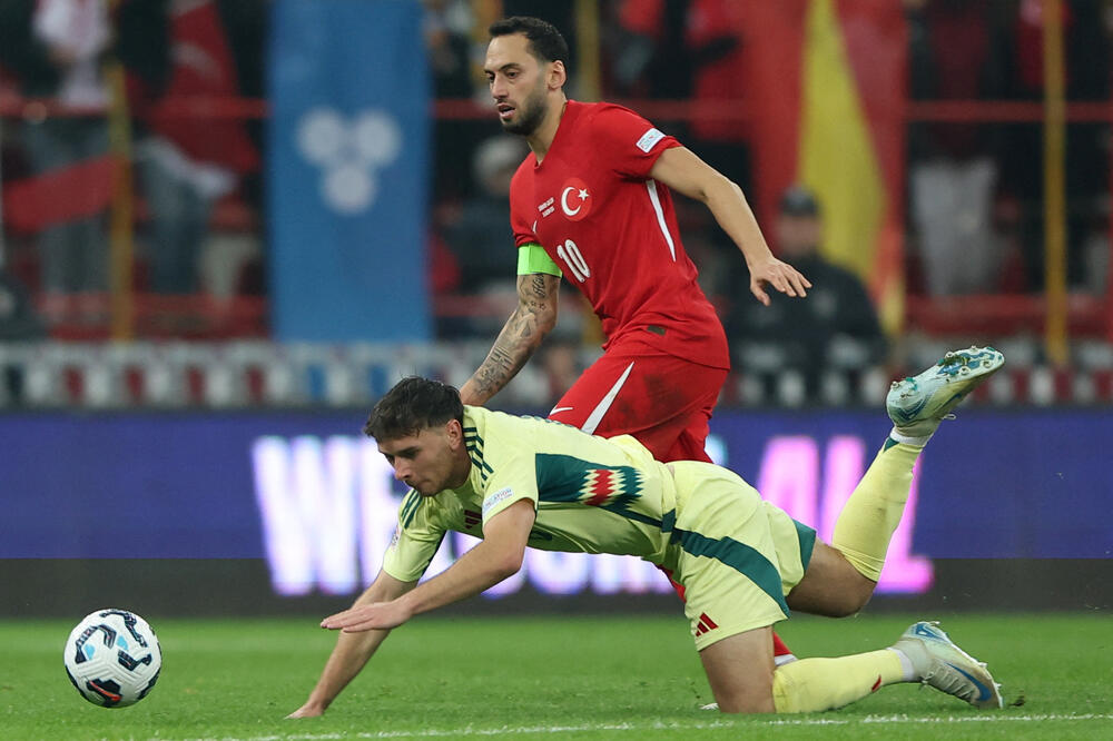 Zamijenjen na poluvremenu zbog povrede: Čalhanoglu u duelu sa Harisom, Foto: Reuters