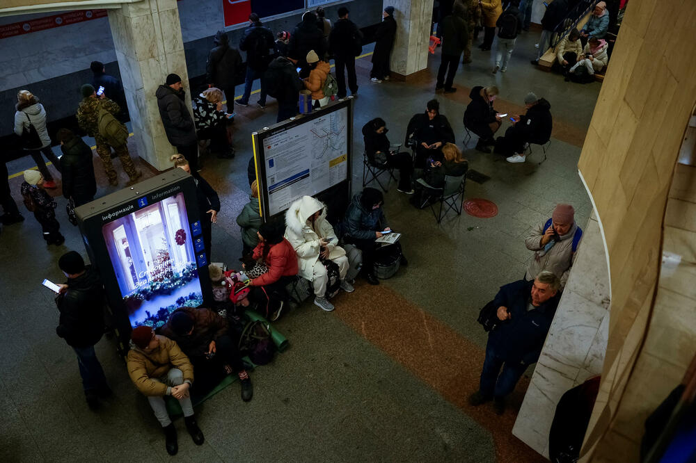 Građani u skloništu u metro stanici u Kijevu, Foto: Reuters