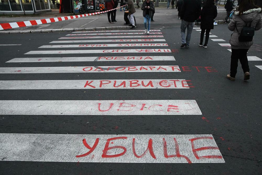 Protestni natpis na blokiranoj raskrsnici u Novom Sadu, Foto: Beta