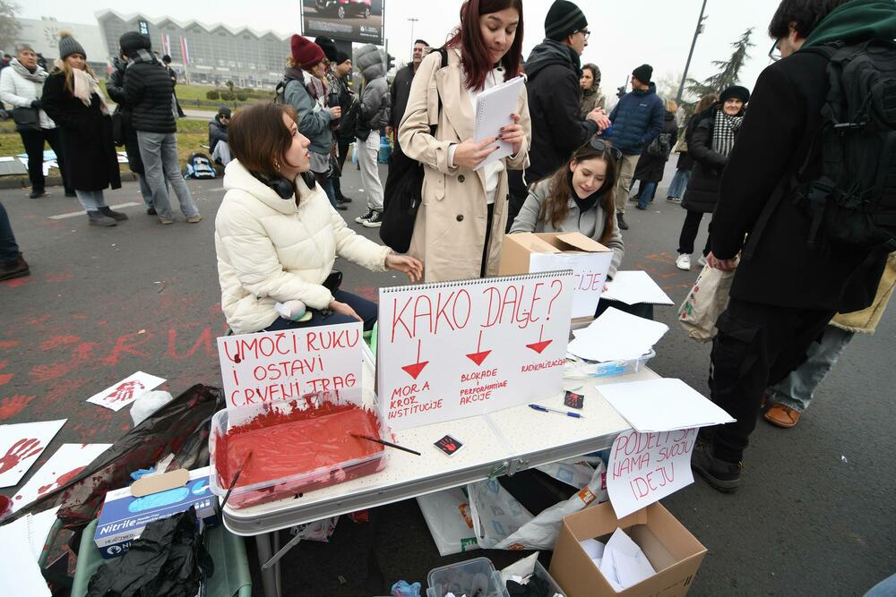 <p>Oko hiljadu ljudi danas je blokiralo raskrsnicu kod Željezničke stanice, u blizini mjesta gdje je 1. novembra stradalo 14 ljudi</p>