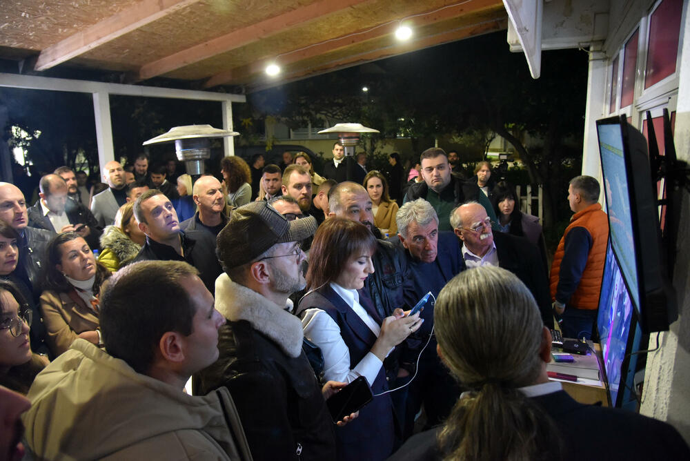 <p>"Nažalost, danas nije pobijedila pristojna Budva. Ja se ne predajem nikada, neću se predati ni danas. Ponosna sam na kampanju koju sam vodila, na poruke koje sam poslala našim građanima. Ponosna sam na sve ljude koji su učestvovali u ovoj kampanji", rekla je Kažanegra Stanišić na konferenciji za novinare</p>