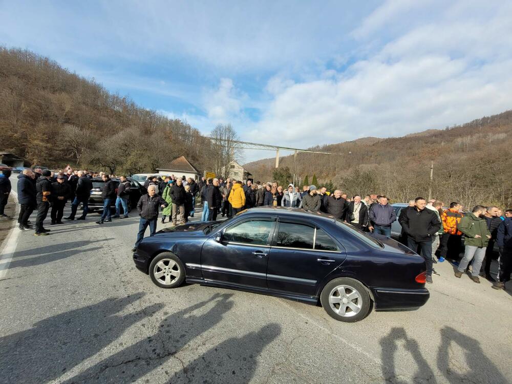 <p>Nećemo dozvoliti da se zločin zataška i prebaci samo na izvršioca, Aliju Balijagića, poruka je sa blokade puta</p>  <p>Građani su, kako navode, digli glas protiv nesposobne Uprave policije i poručili da će se, ako zatreba, samoorganizovati i riješiti se ubice na isti način, a organima reda otkazati poslušnost i poštovanje</p>