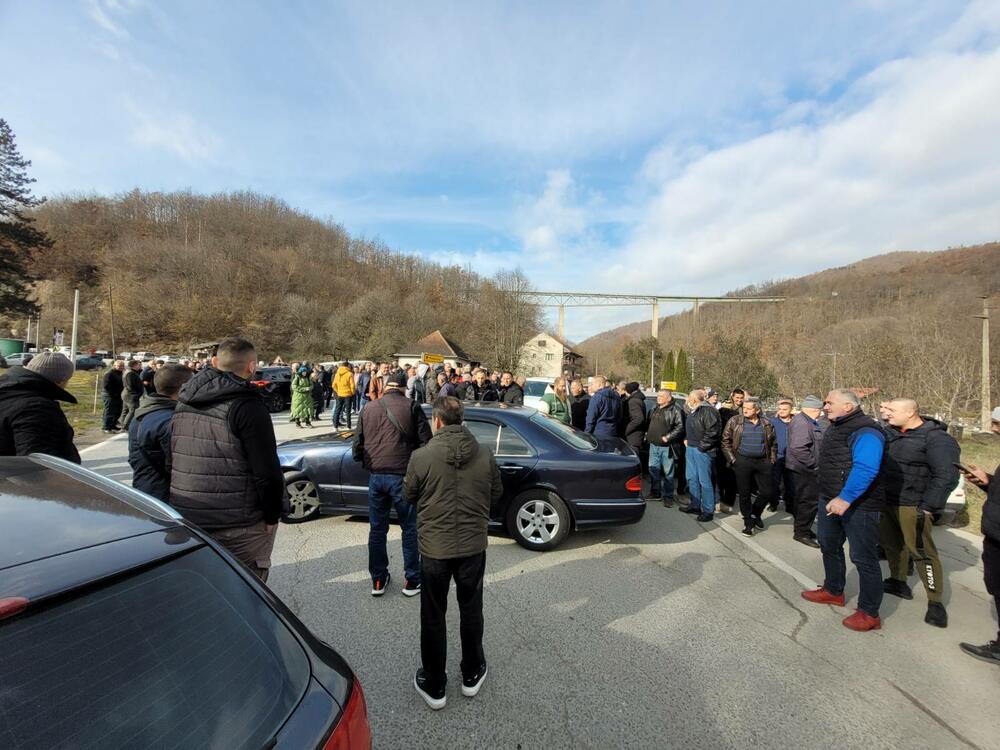 <p>Nećemo dozvoliti da se zločin zataška i prebaci samo na izvršioca, Aliju Balijagića, poruka je sa blokade puta</p>  <p>Građani su, kako navode, digli glas protiv nesposobne Uprave policije i poručili da će se, ako zatreba, samoorganizovati i riješiti se ubice na isti način, a organima reda otkazati poslušnost i poštovanje</p>