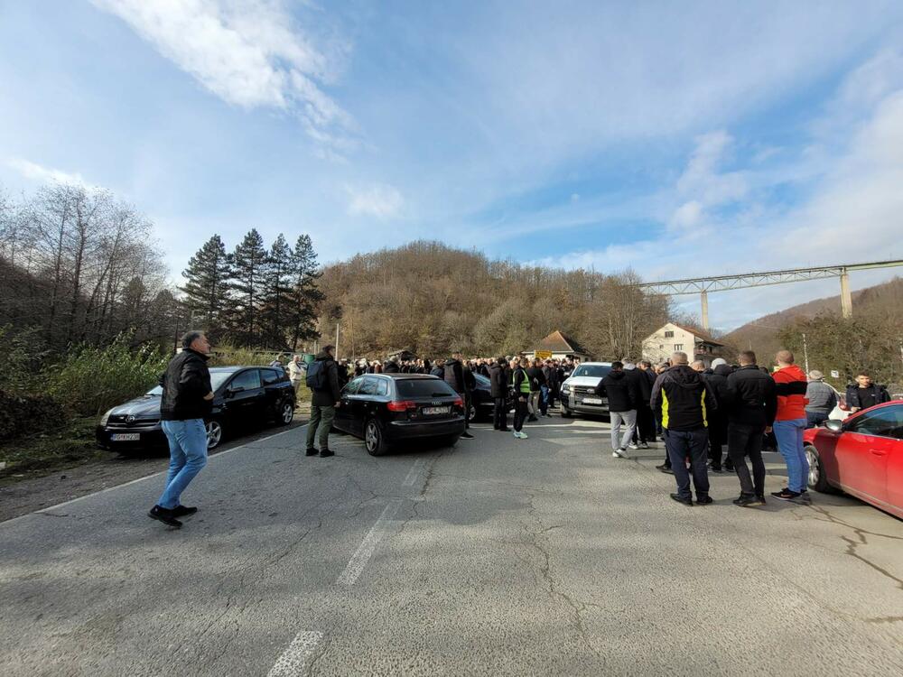 <p>Nećemo dozvoliti da se zločin zataška i prebaci samo na izvršioca, Aliju Balijagića, poruka je sa blokade puta</p>  <p>Građani su, kako navode, digli glas protiv nesposobne Uprave policije i poručili da će se, ako zatreba, samoorganizovati i riješiti se ubice na isti način, a organima reda otkazati poslušnost i poštovanje</p>