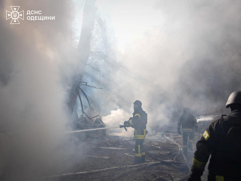 <p>Predsjednik Ukrajine Volodimir Zelenski je na Telegramu rekao da je ruska balistička raketa pogodila stambeno naselje i da su oštećeni stambena zgrada, zgrada univerziteta i upravna zgrada</p>