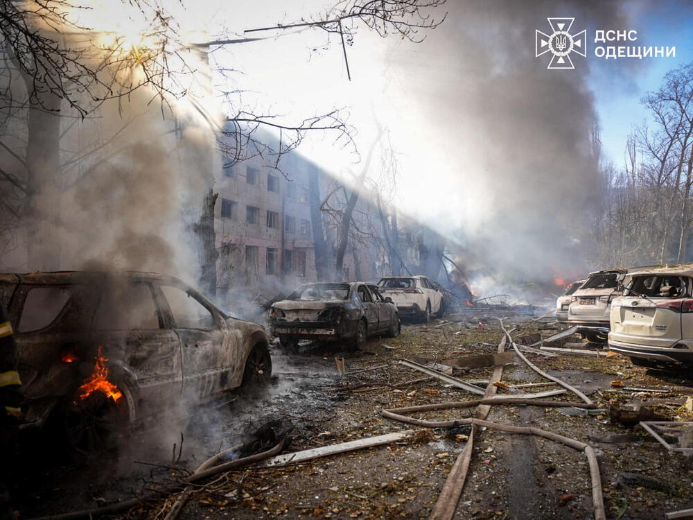 <p>Predsjednik Ukrajine Volodimir Zelenski je na Telegramu rekao da je ruska balistička raketa pogodila stambeno naselje i da su oštećeni stambena zgrada, zgrada univerziteta i upravna zgrada</p>