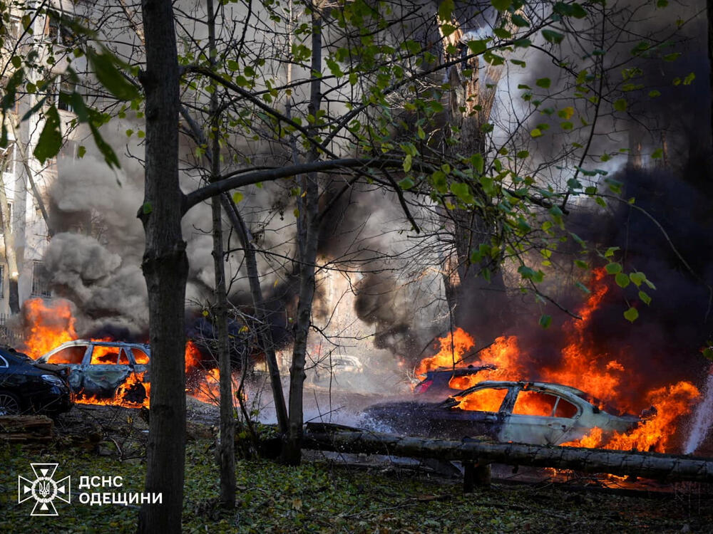 <p>Predsjednik Ukrajine Volodimir Zelenski je na Telegramu rekao da je ruska balistička raketa pogodila stambeno naselje i da su oštećeni stambena zgrada, zgrada univerziteta i upravna zgrada</p>