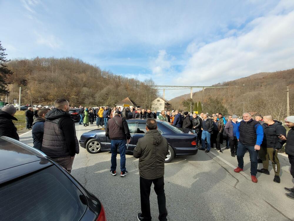 <p>Nećemo dozvoliti da se zločin zataška i prebaci samo na izvršioca, Aliju Balijagića, poruka je sa blokade puta</p>  <p>Građani su, kako navode, digli glas protiv nesposobne Uprave policije i poručili da će se, ako zatreba, samoorganizovati i riješiti se ubice na isti način, a organima reda otkazati poslušnost i poštovanje</p>