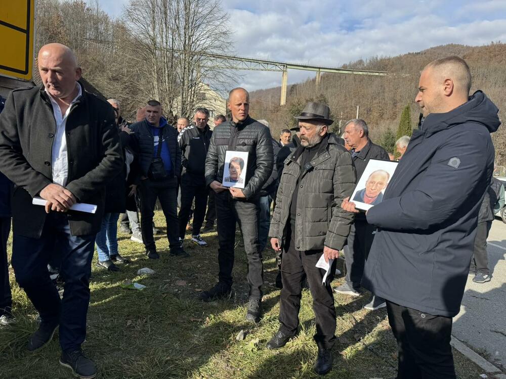 <p>Nećemo dozvoliti da se zločin zataška i prebaci samo na izvršioca, Aliju Balijagića, poruka je sa blokade puta</p>  <p>Građani su, kako navode, digli glas protiv nesposobne Uprave policije i poručili da će se, ako zatreba, samoorganizovati i riješiti se ubice na isti način, a organima reda otkazati poslušnost i poštovanje</p>