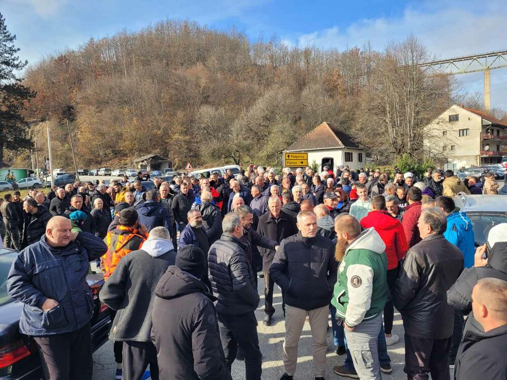 <p>Nećemo dozvoliti da se zločin zataška i prebaci samo na izvršioca, Aliju Balijagića, poruka je sa blokade puta</p>  <p>Građani su, kako navode, digli glas protiv nesposobne Uprave policije i poručili da će se, ako zatreba, samoorganizovati i riješiti se ubice na isti način, a organima reda otkazati poslušnost i poštovanje</p>