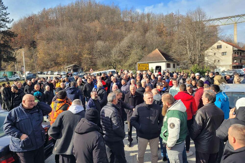 Sa blokade puta u  u mjestu Slijepač most 18. novembra, Foto: Jadranka Ćetković