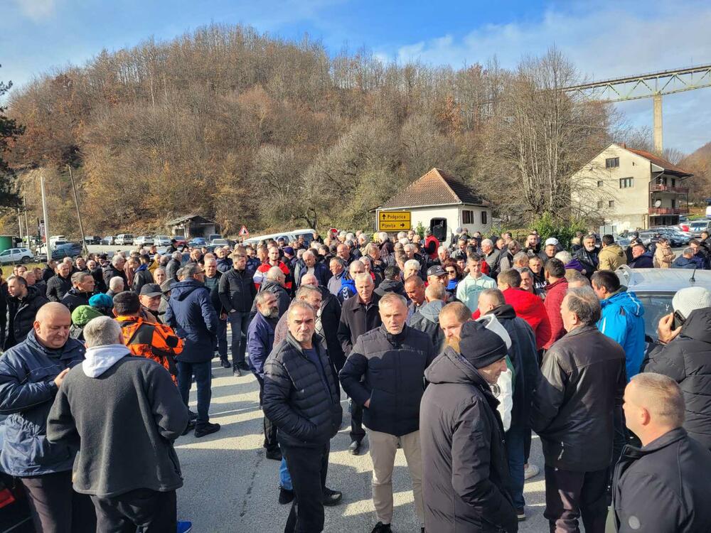 <p>Nećemo dozvoliti da se zločin zataška i prebaci samo na izvršioca, Aliju Balijagića, poruka je sa blokade puta</p>  <p>Građani su, kako navode, digli glas protiv nesposobne Uprave policije i poručili da će se, ako zatreba, samoorganizovati i riješiti se ubice na isti način, a organima reda otkazati poslušnost i poštovanje</p>