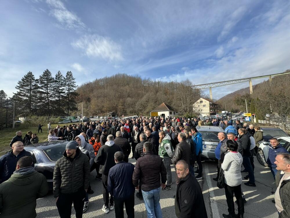 <p>Nećemo dozvoliti da se zločin zataška i prebaci samo na izvršioca, Aliju Balijagića, poruka je sa blokade puta</p>  <p>Građani su, kako navode, digli glas protiv nesposobne Uprave policije i poručili da će se, ako zatreba, samoorganizovati i riješiti se ubice na isti način, a organima reda otkazati poslušnost i poštovanje</p>