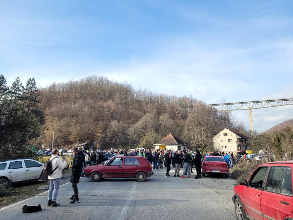 <p>Nećemo dozvoliti da se zločin zataška i prebaci samo na izvršioca, Aliju Balijagića, poruka je sa blokade puta</p>  <p>Građani su, kako navode, digli glas protiv nesposobne Uprave policije i poručili da će se, ako zatreba, samoorganizovati i riješiti se ubice na isti način, a organima reda otkazati poslušnost i poštovanje</p>