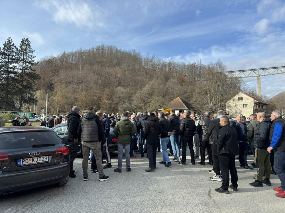 <p>Nećemo dozvoliti da se zločin zataška i prebaci samo na izvršioca, Aliju Balijagića, poruka je sa blokade puta</p>  <p>Građani su, kako navode, digli glas protiv nesposobne Uprave policije i poručili da će se, ako zatreba, samoorganizovati i riješiti se ubice na isti način, a organima reda otkazati poslušnost i poštovanje</p>