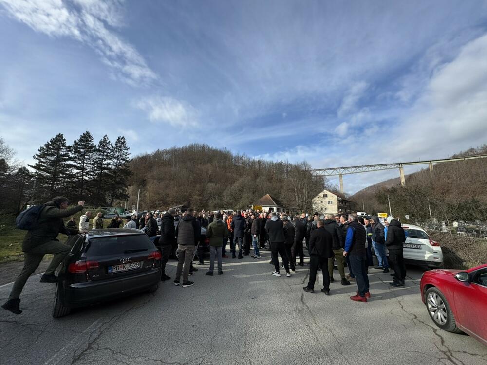 <p>Nećemo dozvoliti da se zločin zataška i prebaci samo na izvršioca, Aliju Balijagića, poruka je sa blokade puta</p>  <p>Građani su, kako navode, digli glas protiv nesposobne Uprave policije i poručili da će se, ako zatreba, samoorganizovati i riješiti se ubice na isti način, a organima reda otkazati poslušnost i poštovanje</p>