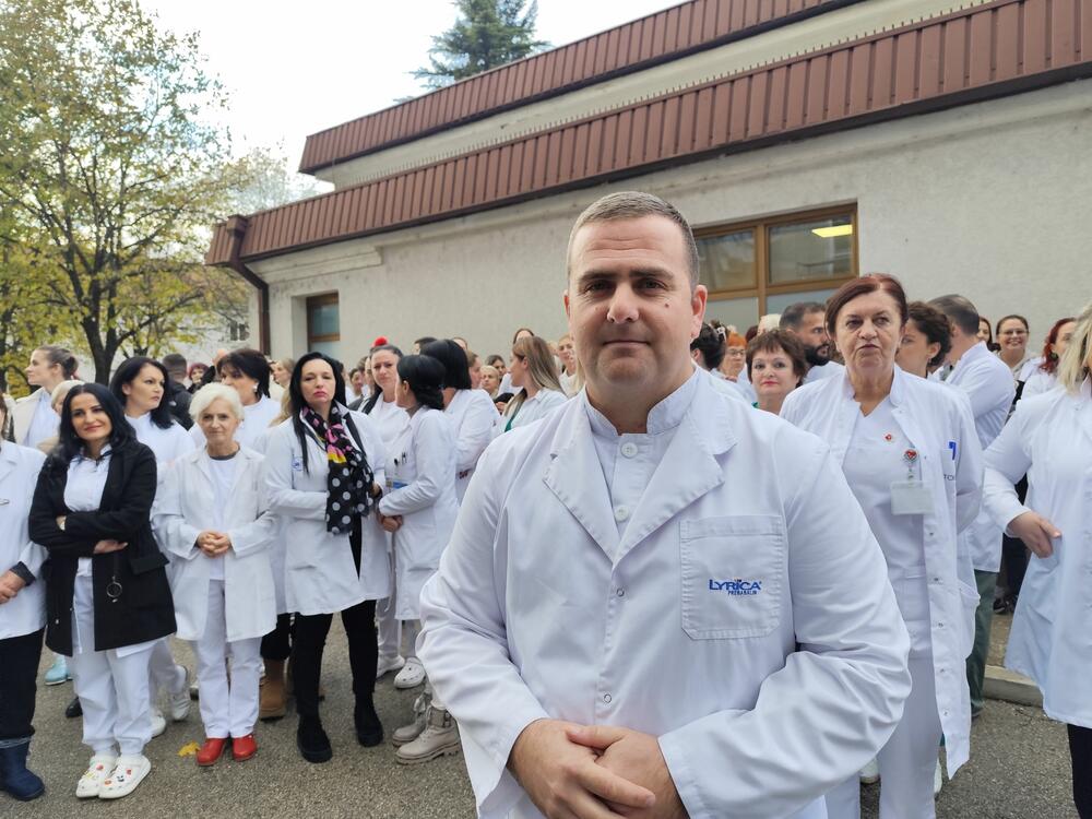 <p>Predsjednik  Sindikata slobodnih radnika Opšte bolnice David  Delić je uputio apel predsjedniku Vlade Crne Gore Milojku Spajiću i ministru zdravlja Vojislavu Šimunu da obrate pažnju na njih, na njihov loš položaj i niske plate</p>