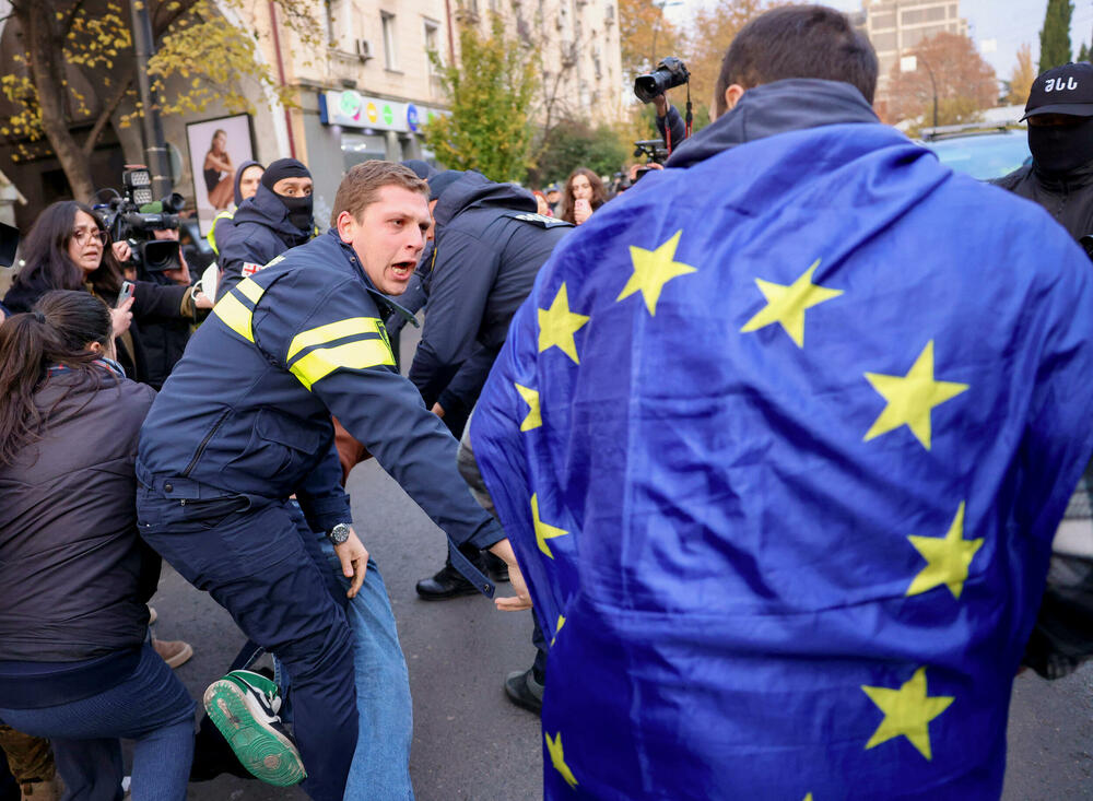 <p>Kada su postavili šatorski kamp, demonstranti su obećali da će ostati danonoćno tražeći nove parlamentarne izbore</p>