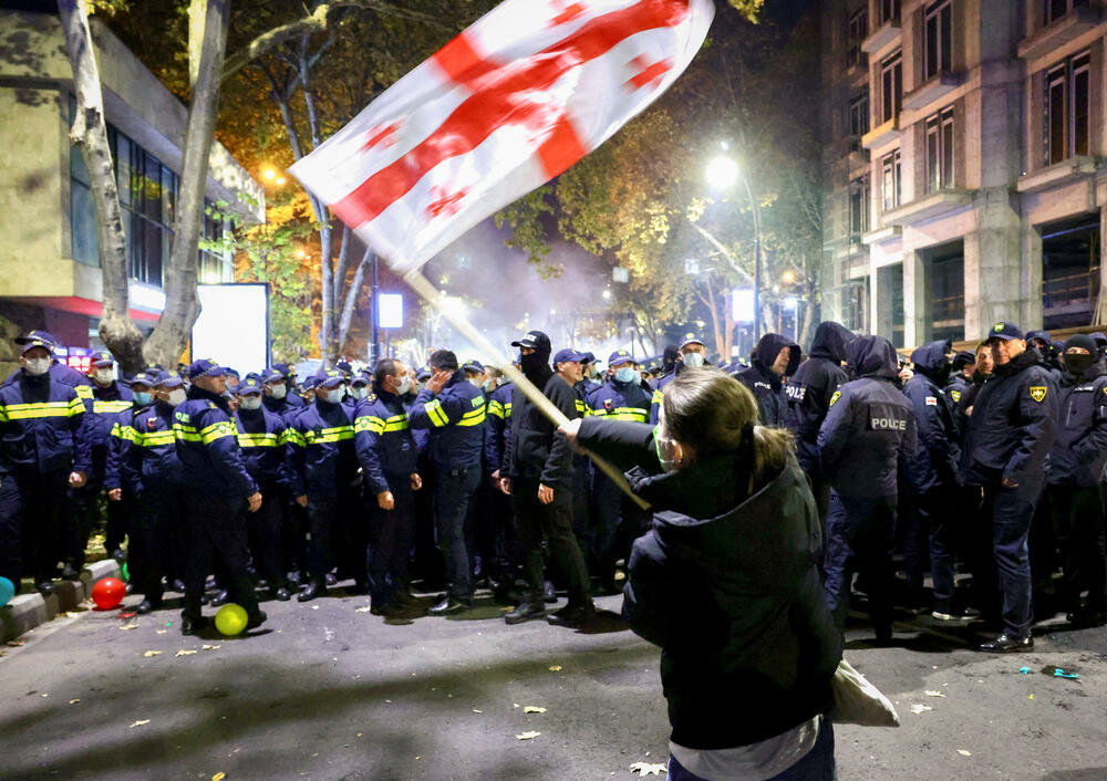 <p>Kada su postavili šatorski kamp, demonstranti su obećali da će ostati danonoćno tražeći nove parlamentarne izbore</p>