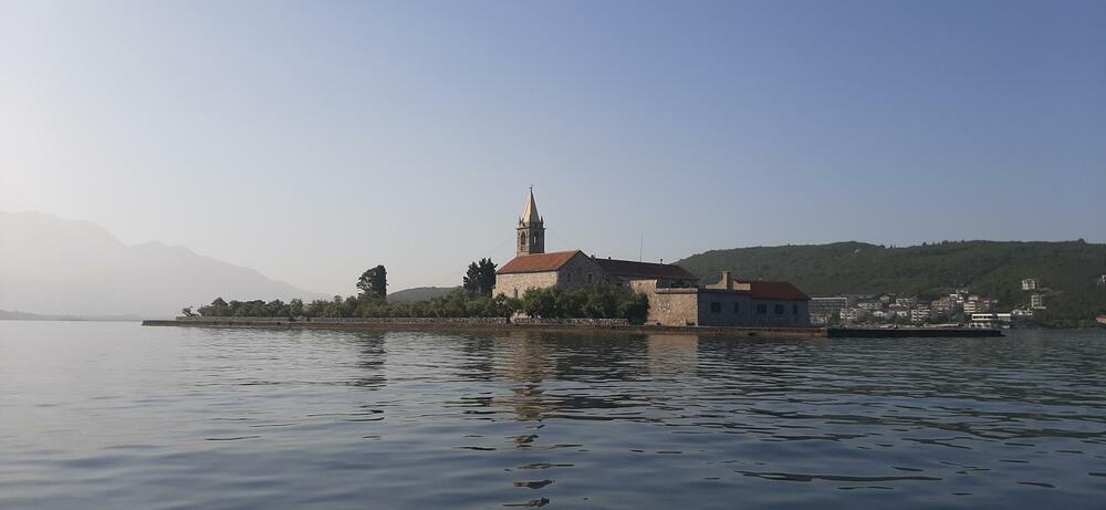 Ostrvo i samostan Gospe od milosti u Tivatskom zalivu