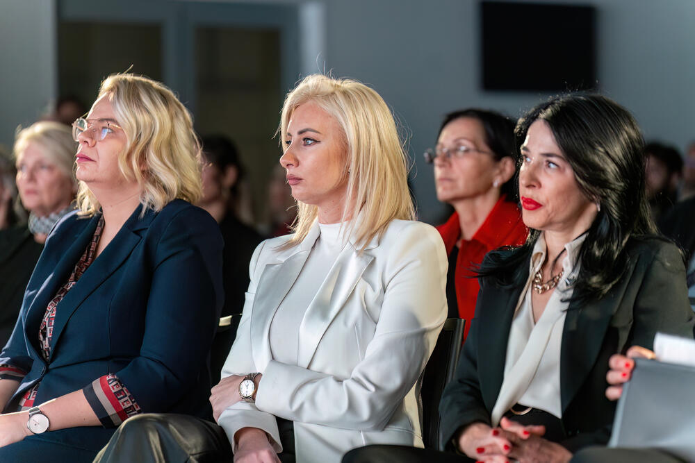 <p>Na događaju „Pakt za budućnost“ je ocijenjeno da su žene i dalje drastično pogođene nasiljem, nedovoljno zastupljene na pozicijama odlučivanja, suočene sa nižim zaradama i ograničenim mogućnostima za napredovanje i profesionalno i ekonomski i društveno</p>