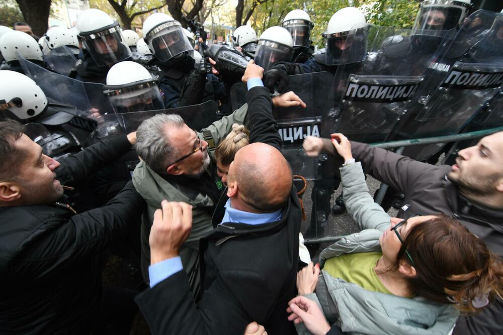 <p>Policajci su upozorili opozicione političare da obezbijede zaposlenima da uđu u zgradu</p>